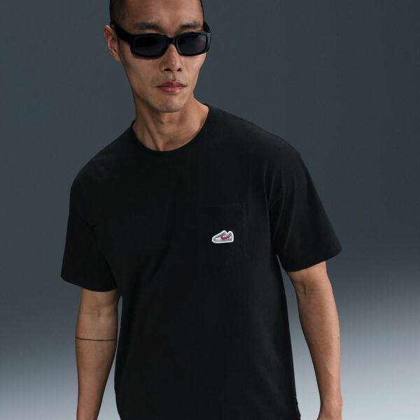 U NSW TEE M90 SNKR PTCH PKT 2