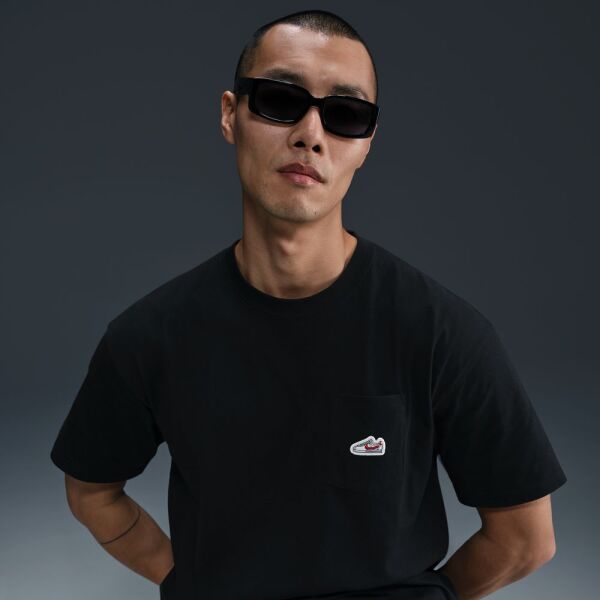 U NSW TEE M90 SNKR PTCH PKT 2