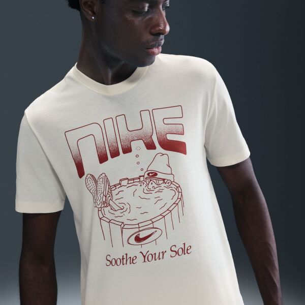U NSW TEE OC FB GFX BRNDRD