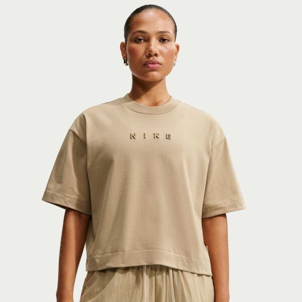 W NSW NK LUXE BXY TEE FA26