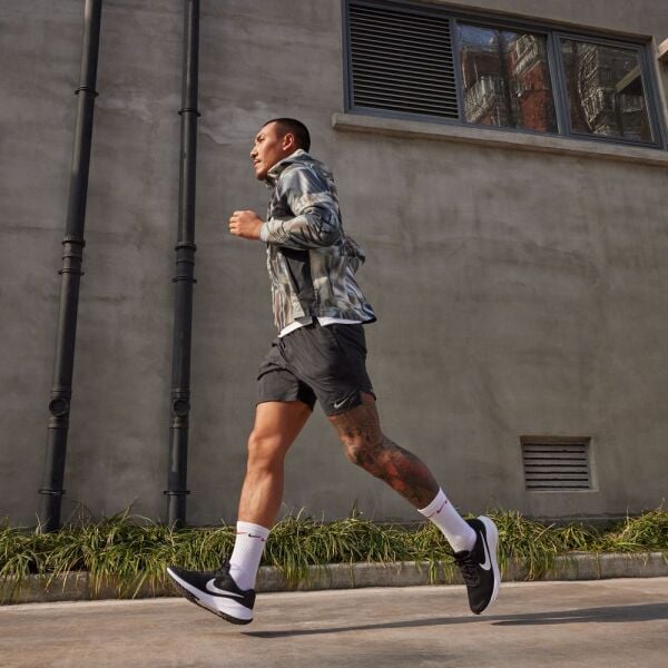 NIKE REVOLUTION 7