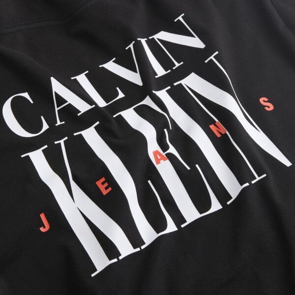 SERIF FONT GRAPHIC TEE