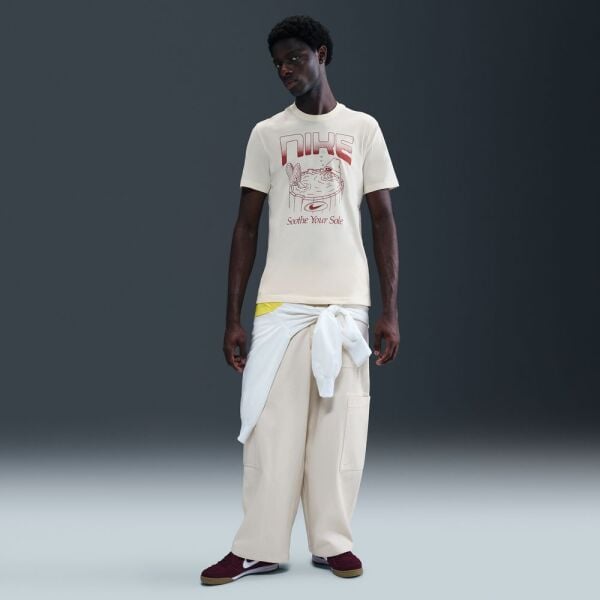 U NSW TEE OC FB GFX BRNDRD