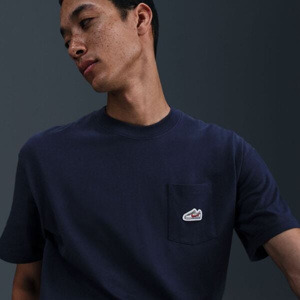 U NSW TEE M90 SNKR PTCH PKT 2