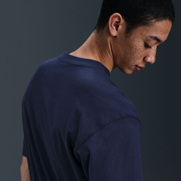 U NSW TEE M90 SNKR PTCH PKT 2