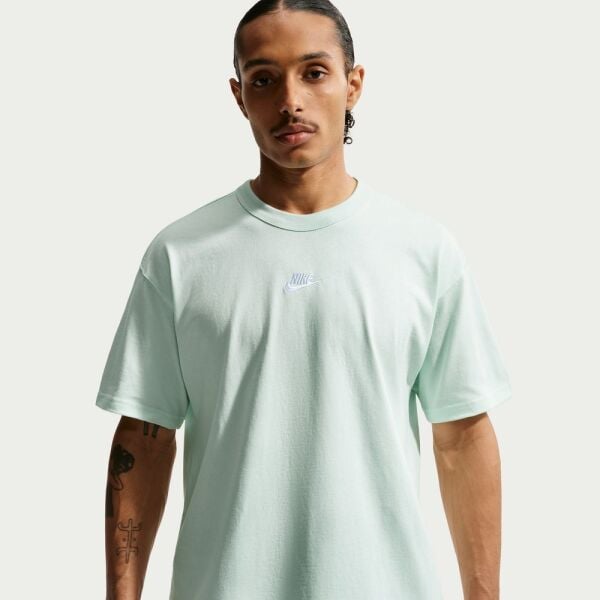 M NSW TEE LSE PREM ESS SUST