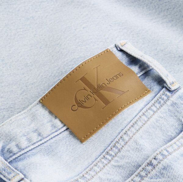 AUTHENTIC SLIM STRAIGHT