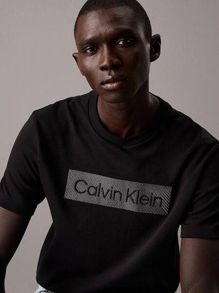 TEXTURED EMBROIDERY T-SHIRT