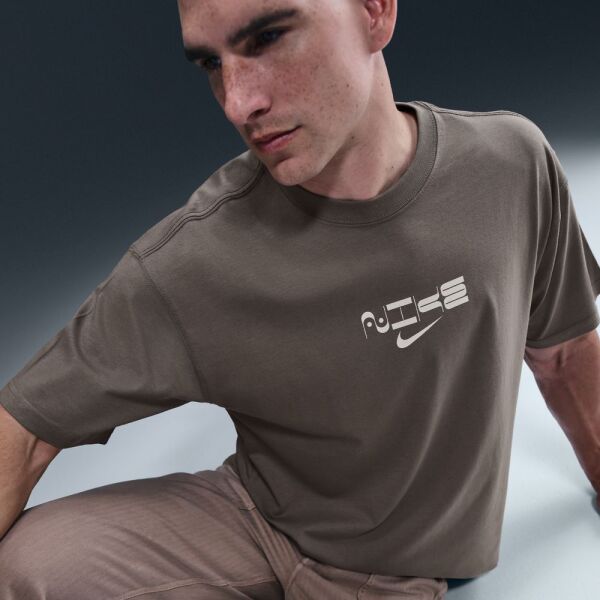 U NSW TEE M90 OC MED GFX BR