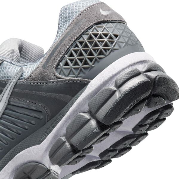 NIKE ZOOM VOMERO 5