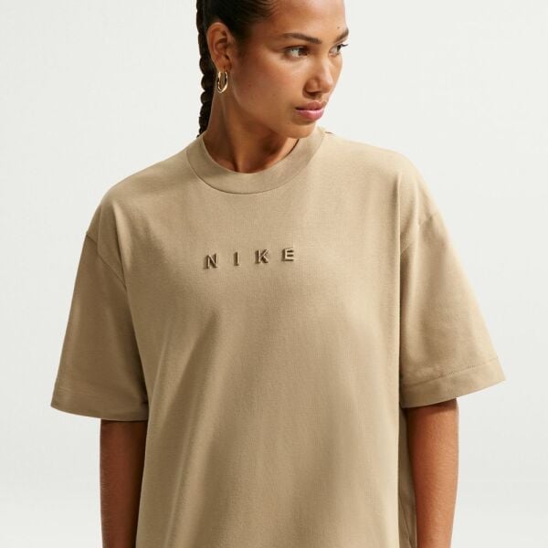 W NSW NK LUXE RLX TEE FA26