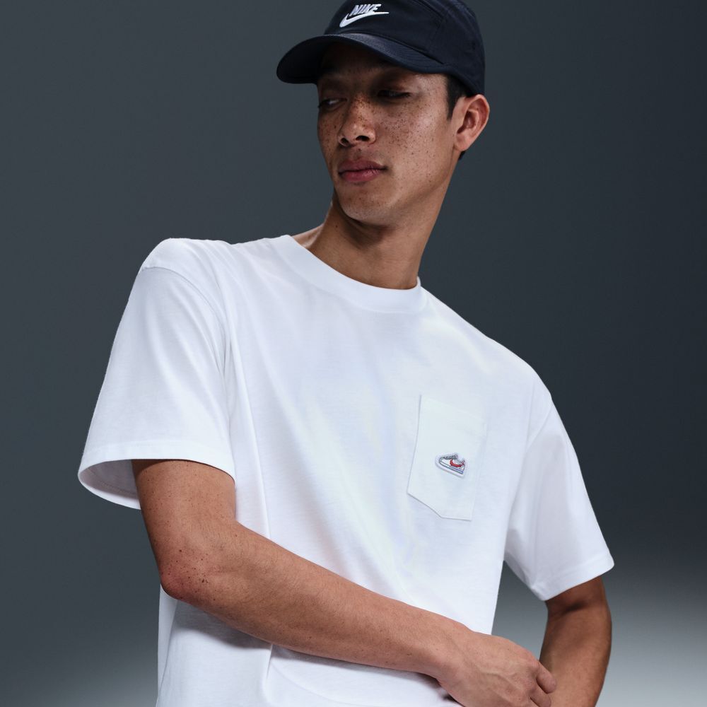 U NSW TEE M90 SNKR PTCH PKT 2