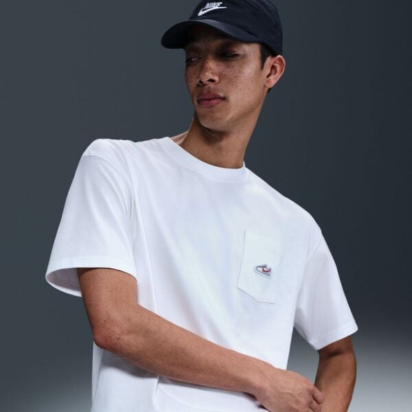 U NSW TEE M90 SNKR PTCH PKT 2