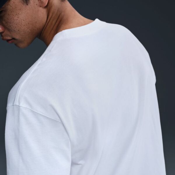 U NSW TEE M90 SNKR PTCH PKT 2