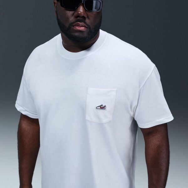 U NSW TEE M90 SNKR PTCH PKT 2