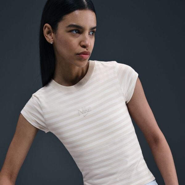 W NSW BABY TEE GFX SPD