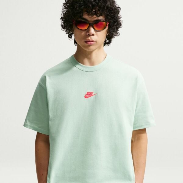 M NSW TEE LSE PREM ESS SUST