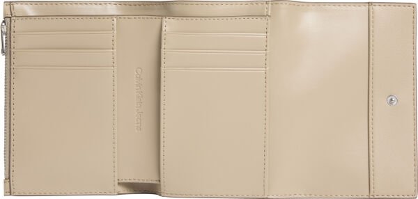 SCULPTED MEDIUM TRIFOLD