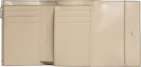 SCULPTED MEDIUM TRIFOLD