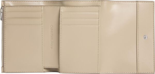SCULPTED MEDIUM TRIFOLD