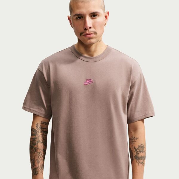 M NSW TEE LSE PREM ESS SUST