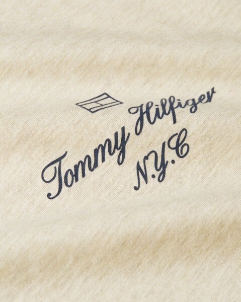 OUTLINE FLAG SCRIPT TEE