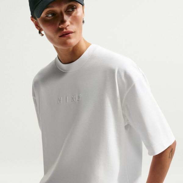 W NSW NK LUXE RLX TEE FA26