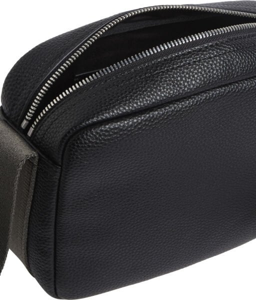 YOUNG INTERESTING CAMERA BAG
