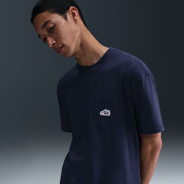 U NSW TEE M90 SNKR PTCH PKT 2