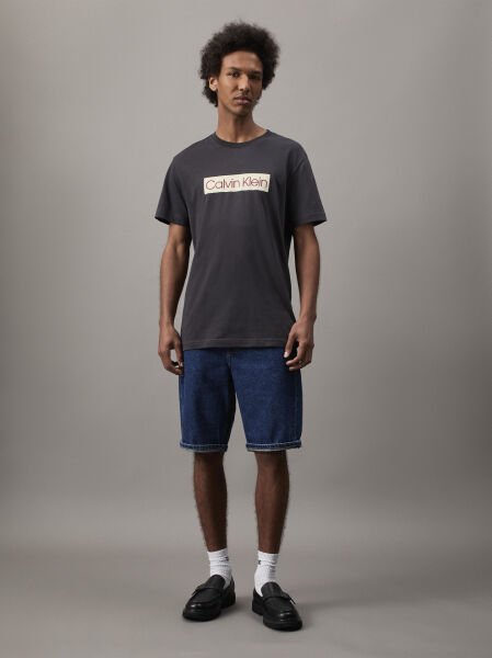 CALVIN KLEIN LABEL PRINT TEE