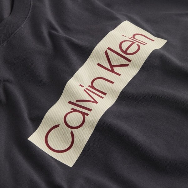 CALVIN KLEIN LABEL PRINT TEE